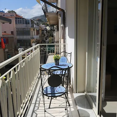 Theos Holidays Apartamento *